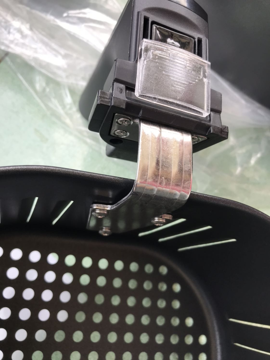 Tiki giao hàng chỉ bọc bằng lớp nilong bên ngoài , khi vận chuyển dẫn đến móp thùng ( không hài lòng về khâu đóng gói sản phẩm). Sản phẩm bị trầy nhiều chỗ. Có lẻ hàng sale giảm giá nên là hàng cũ kém chất lượng? Kém tin tế.

Sử dụng nồi chiên được 1 tuần, lồng nồi đóng vào không được khít. Đẩy lồng vào nồi chiên không được trơn tru. Tôi yêu cầu tiki có hướng giait quyết giúp tôi.