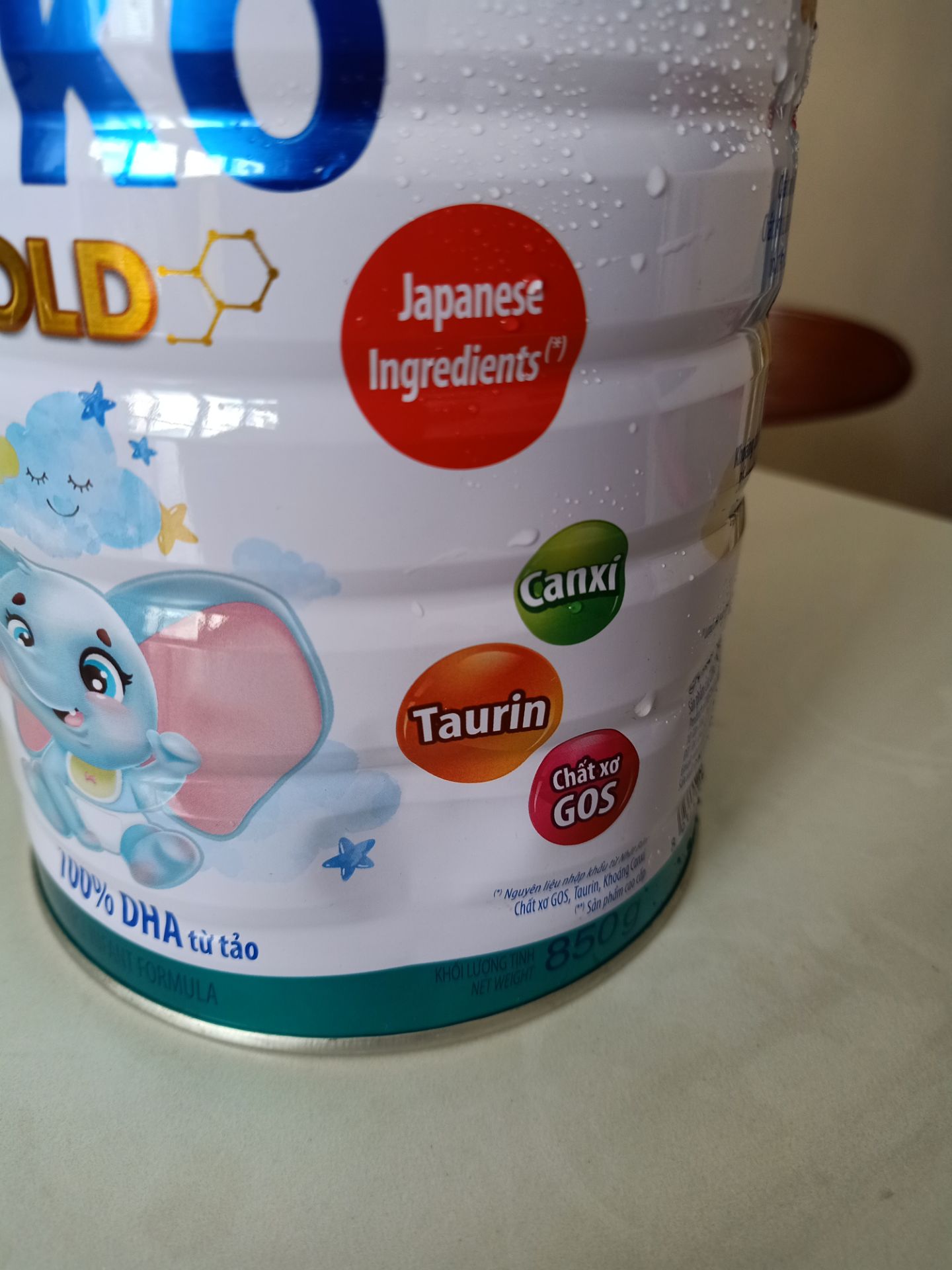 mua 4 hộp, giao tới cái thùng rách rồi 4 hộp sữa bị móp tùm lum, 1 hộp bị gãy cái nắp gài hộp sữa luôn. đóng gói gì quá sơ xài, vận chuyển chắc quăng dữ lắm nên mới bị như vậy. làm ơn đổi dùm cho mình các hộp nguyên. lâu rồi mới mua tiki lại mà nhận đồ thất vọng ghê.