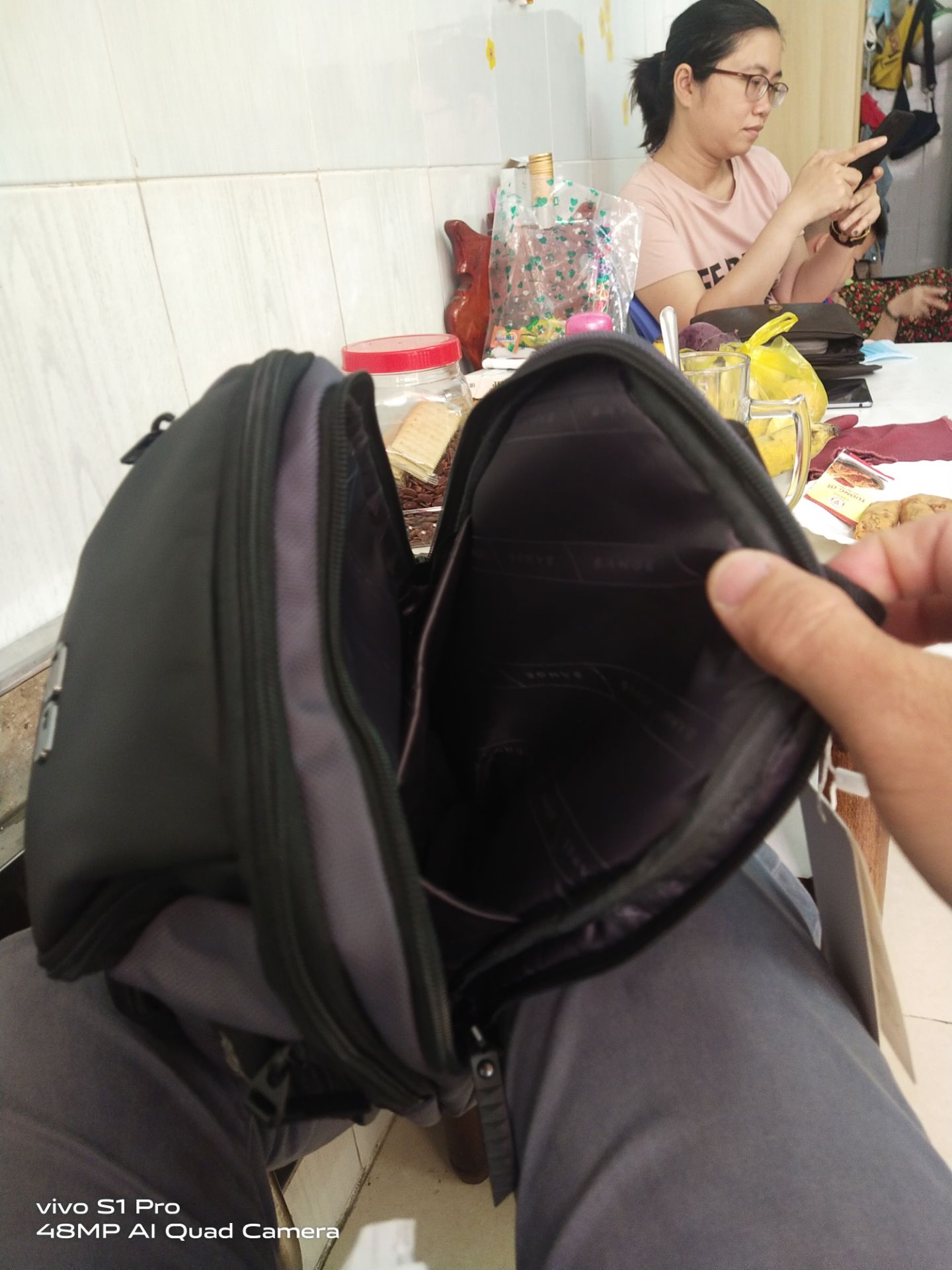 sp đẹp , dày dặn, chắc chắn, nhiều ngăn nửa nên  hơi nặng so với các túi khác cùng kthuoc. chỉ dành cho nam ...nữ đeo hơi nặng nhé. sp đẹp , dày dặn, chắc chắn, nhiều ngăn nửa nên  hơi nặng so với các túi khác cùng kthuoc. chỉ dành cho nam ...nữ đeo hơi nặng nhé.