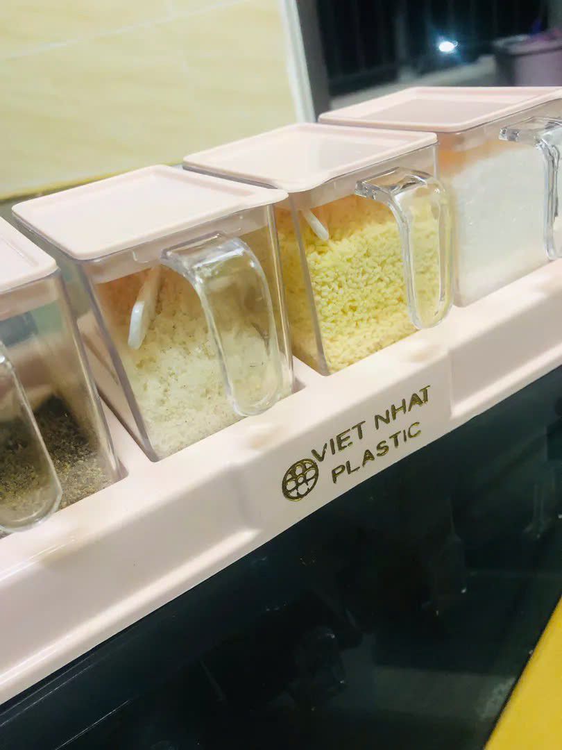 Sốp gói hàng cẩn thận, gửi đầy đủ. Ta nói cái kệ, miếng dán dán rất chắc luôn. Hủ đựng gia vị rất rất xinh. Săn được mấy em này giá rẻ mà cực xinh. 10 điểm k có nhưng. ⭐️⭐️⭐️⭐️⭐️