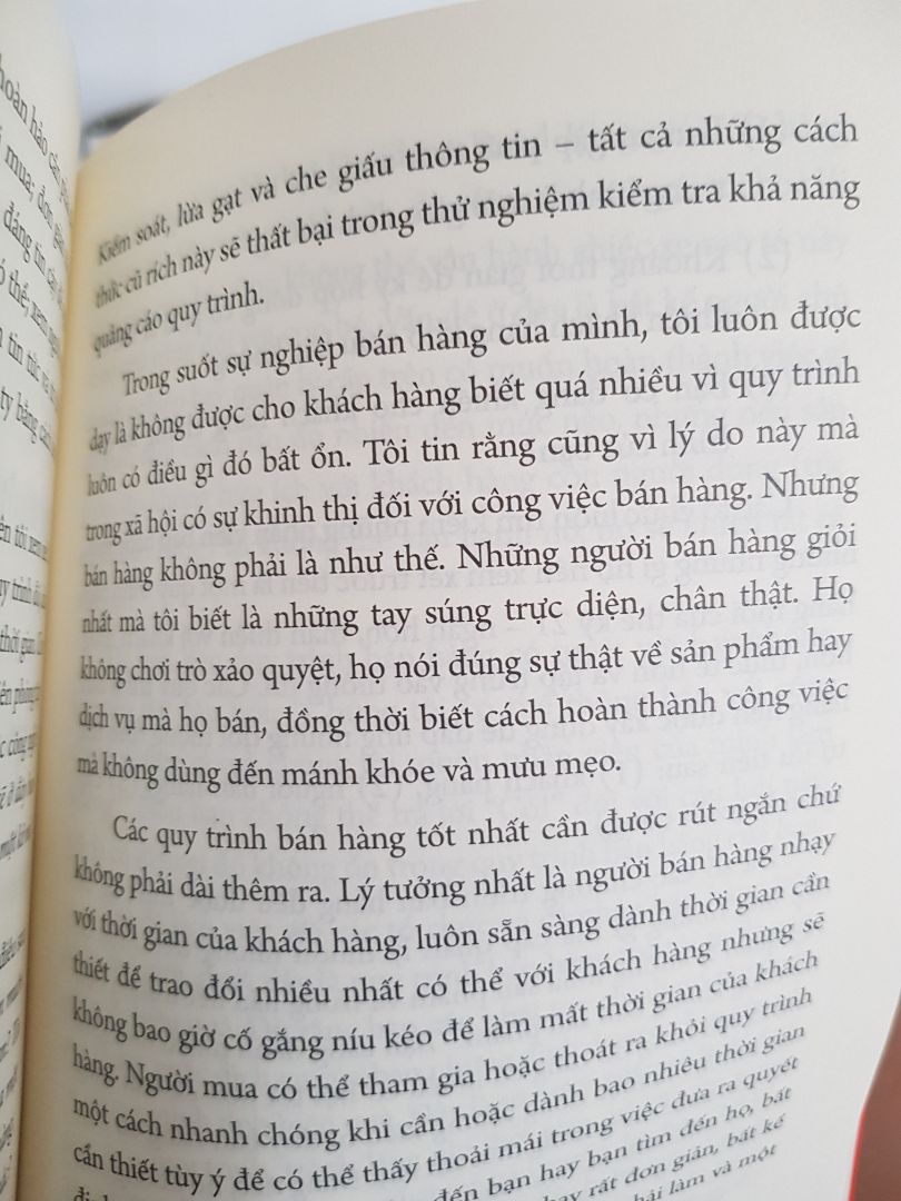 Nội dung sách hay, thay đổi 1 số cách nhìn thông thường về nghề bán hàng. Mình thấy thích hợp cho các bạn sale trực tiếp sản phẩm đến khách hàng hơn là kinh doanh trên sàn thương mại