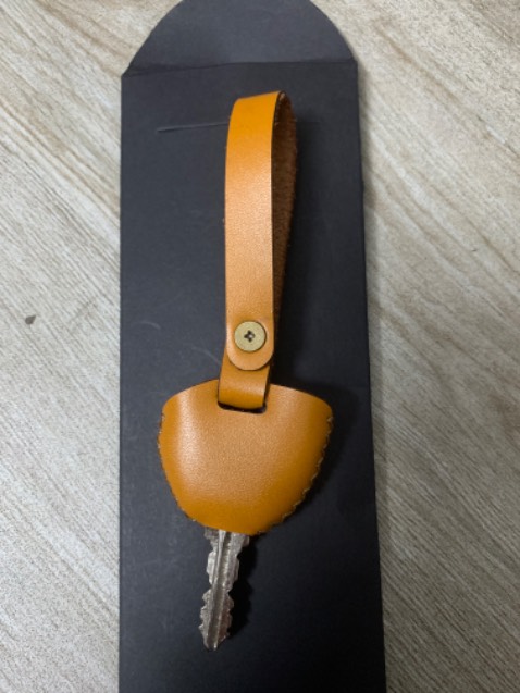 Khá đơn giản. Tưởng có khắc tên hay chữ vespa.