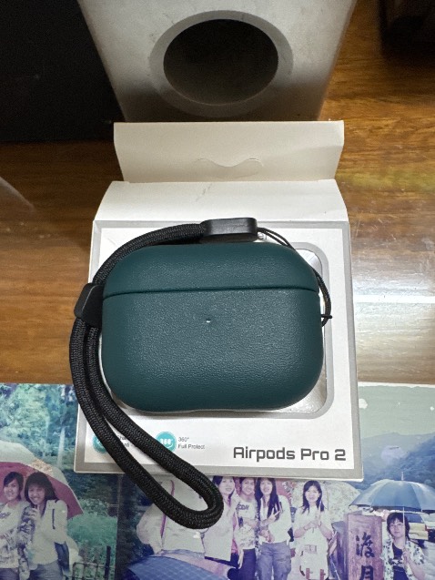 Case vừa khít, đóng chắc chắn, nhựa hơi cứng màu sắc đẹp. Các lỗ để sạc cũng vừa vặn.