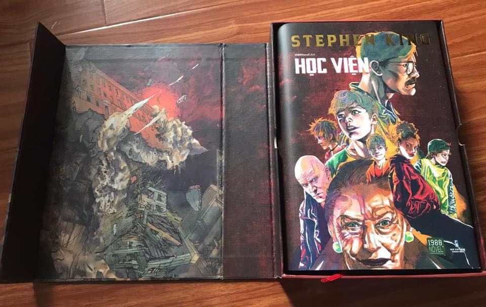 Đầu tiên lúc nhận được và mở box ra phải nói là đẹp. Nhưng nghe nói được tặng 3 postcard và 1 cái bản đồ học viện mà nhìn nó... hơi thất vọng. 
3 postcard thì bé còn bản đồ thì in màu chất giấy bình thường, dày hơn giấy in sách 1 tẹo tèo teo thôi, ko có gì đặc biệt.
Đặc biệt nhất có lẽ là bìa giả da màu đen bên trong bìa giấy với hàng chữ vàng in tên sách rất nổi.
Giấy bên trong thì khá mỏng, mình ko thích chất mỏng thế này nhưng truyện nó dày như thế (688 trang) mà làm giấy dày hơn thì hơi nặng so với tiểu thuyết nên tạm chấp nhận.
Trong truyện có 3 trang màu in gập, hình ảnh giống với 3 postcard. Lần đầu mở cái trang in màu gấp đó ra chỉ sợ rách trang giấy bên cạnh vì nó bị dính vào nhau, phải hết sức nhẹ nhàng cẩn thận.