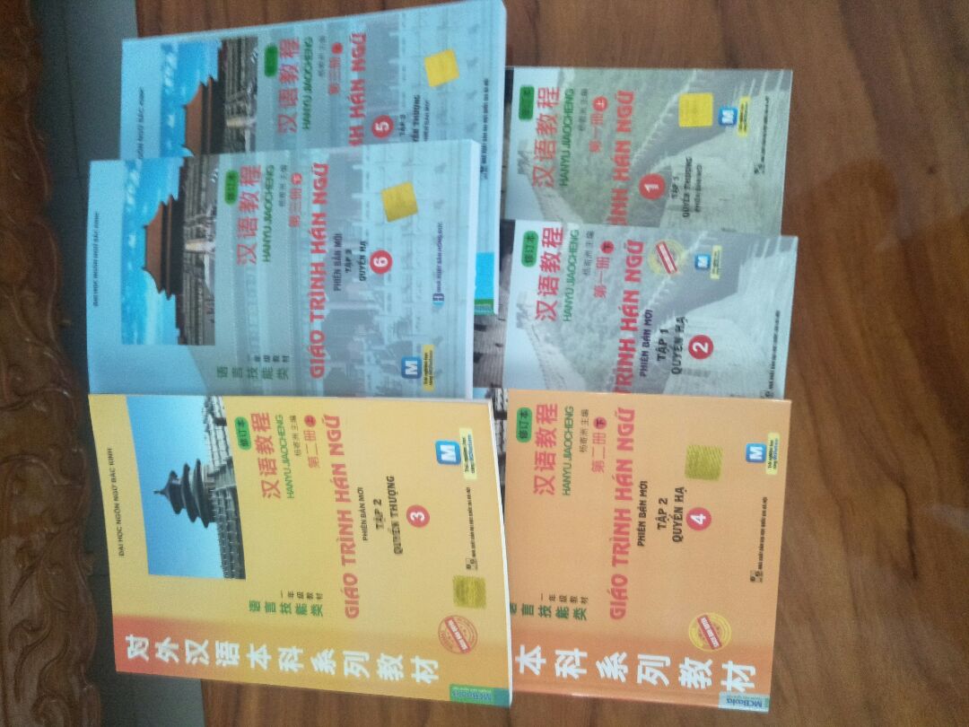 sản phẩm đẹp, giáo trình hay, tuy nhiên nhà xuất bản có một quyển không đúng nhưng trong giới thiệu, đóng gói đẹp cẩn thận, giao hàng thân thiện, gần gũi, đuang hẹn. tóm lại chỉ nhà xuất bản không đúng gây tí nghi ngờ sản phẩm. còn lại ổn