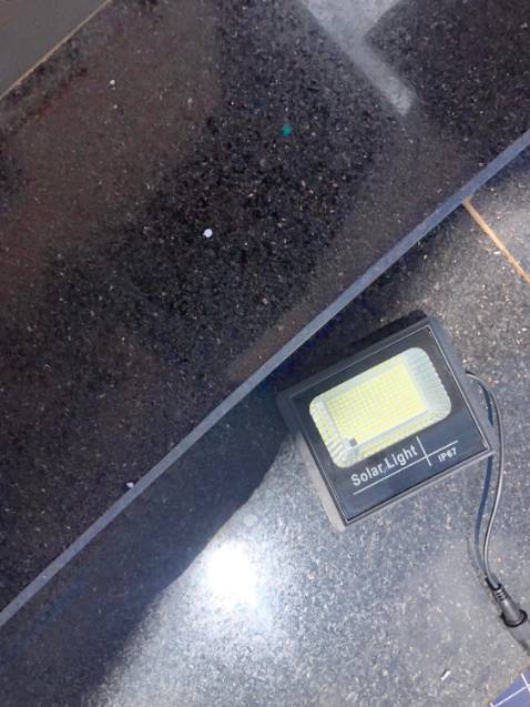 Bán hàng không đúng, " treo đầu dê bán thịt *** ". Tôi từng mua hàng online nhưng bữa nay mới bị *** như vậy. Hình chụp cái đèn 60W có ghi trên đèn, nhưng khi giao hàng đèn không phải là 60w , mà 60w được dán vào, trên đèn không có ghi công suất,