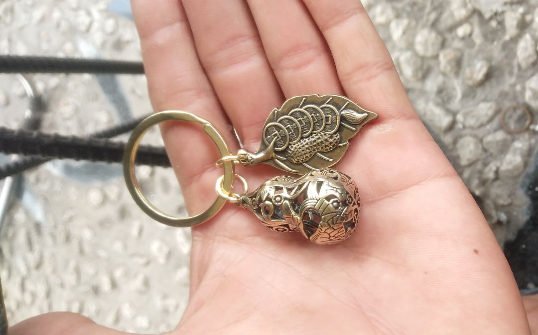 Nhỏ gọn, thiết kế khá tinh xảo, đựng trong túi đỏ nhỏ nhắn lịch sự. Chất lượng 5*. ??? Nhỏ gọn, thiết kế khá tinh xảo, đựng trong túi đỏ nhỏ nhắn lịch sự. Chất lượng 5*. ???