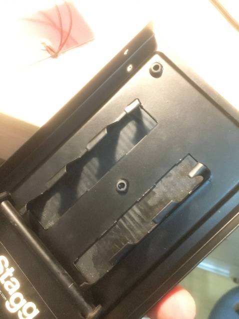 Mình chọn sản phẩm này thay vì mẫu KBD 16A1 là vì nó có thương hiệu, dù hai mẫu đều sx ở TQ và mẫu này có giá gấp đôi, ngoài ra thì trên ảnh, tấm cao su của mẫu cũng đều, đẹp và miếng cao su được cố định ngầm xuống dưới so với mẫu kia.

Tuy nhiên, sản phẩm mua về thì mình hơi thất vọng:
- Sản phẩm tạo khớp để thay đổi chiều cao bằng cách khoét thép từ tấm thép dưới lớp đệm cao su dẫn đến cảm giác cầm trên tay hơi ọp ẹp, với người mang giày có đế lồi lõm mà tì chân lên thì dễ tác động xẫu đến miếng cao su. (cái này là do thiết kế nên mình không trách phía shop). Nên ban đầu mình dự là đánh giá 4 sao cho sản phẩm.

Nhưng do hai vấn đề sau nên mình đánh giá sp còn 2 sao:
- Miếng cao su khá xấu, chất lượng hoàn thiện kém, vân cao su không đều, còn nhiều chỗ lồi và thừa, góc cao su còn bị bung khỏi lỗ cố định dù mình đã cố ép nó vô. 
- Sản phẩm rất bẩn, không giống như bị bụi mà như đã đem ra ngoài sân cho người khác thử với giày dép đạp lên vậy.

Mình mua 2 sp, gồm capo và cái kê chân này, capo thì mình rất hài lòng nhưng mong shop chú ý rút kinh nghiệm để sản phẩm cung cấp đạt chất lượng tốt hơn.