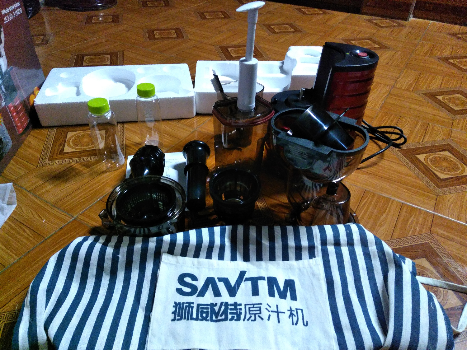 Máy ép khô bã (đối với cà rốt thì ép lại lần 2), nước nhiều và sẫm màu. Máy nhìn khá cứng cáp, phụ kiện đầy đủ, có cả tạp dề, cọ rửa và 2 chai đựng nữa. Trong đống phụ kiện có cái ống trông giống ống bơm, vọc 1 lúc mới biết nó là cái ống rút chân không cho hộp đựng nước ép đó mọi người ạ. À mình mua máy từ Điện máy Gia Dụng Smilemart. Thanks nhà bán hàng. :)) Máy ép khô bã (đối với cà rốt thì ép lại lần 2), nước nhiều và sẫm màu. Máy nhìn khá cứng cáp, phụ kiện đầy đủ, có cả tạp dề, cọ rửa và 2 chai đựng nữa. Trong đống phụ kiện có cái ống trông giống ống bơm, vọc 1 lúc mới biết nó là cái ống rút chân không cho hộp đựng nước ép đó mọi người ạ. À mình mua máy từ Điện máy Gia Dụng Smilemart. Thanks nhà bán hàng. :))