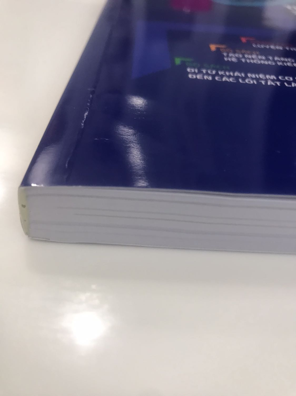 Sách bọc kĩ lắm nha nhưng mà hơi bị quăn góc xíu thoi, ns chung là cx ko sao. Lúc mới nhận sách , bất ngờ lắm mn, sách bự lắm rồi dày nx. Nội dung trang trí đẹp , có cả hình ảnh minh hoạ nx, đọc phê lắm. Mua đi mn , ko phí tiền đâu, sách chất lượng ghê nơi lun