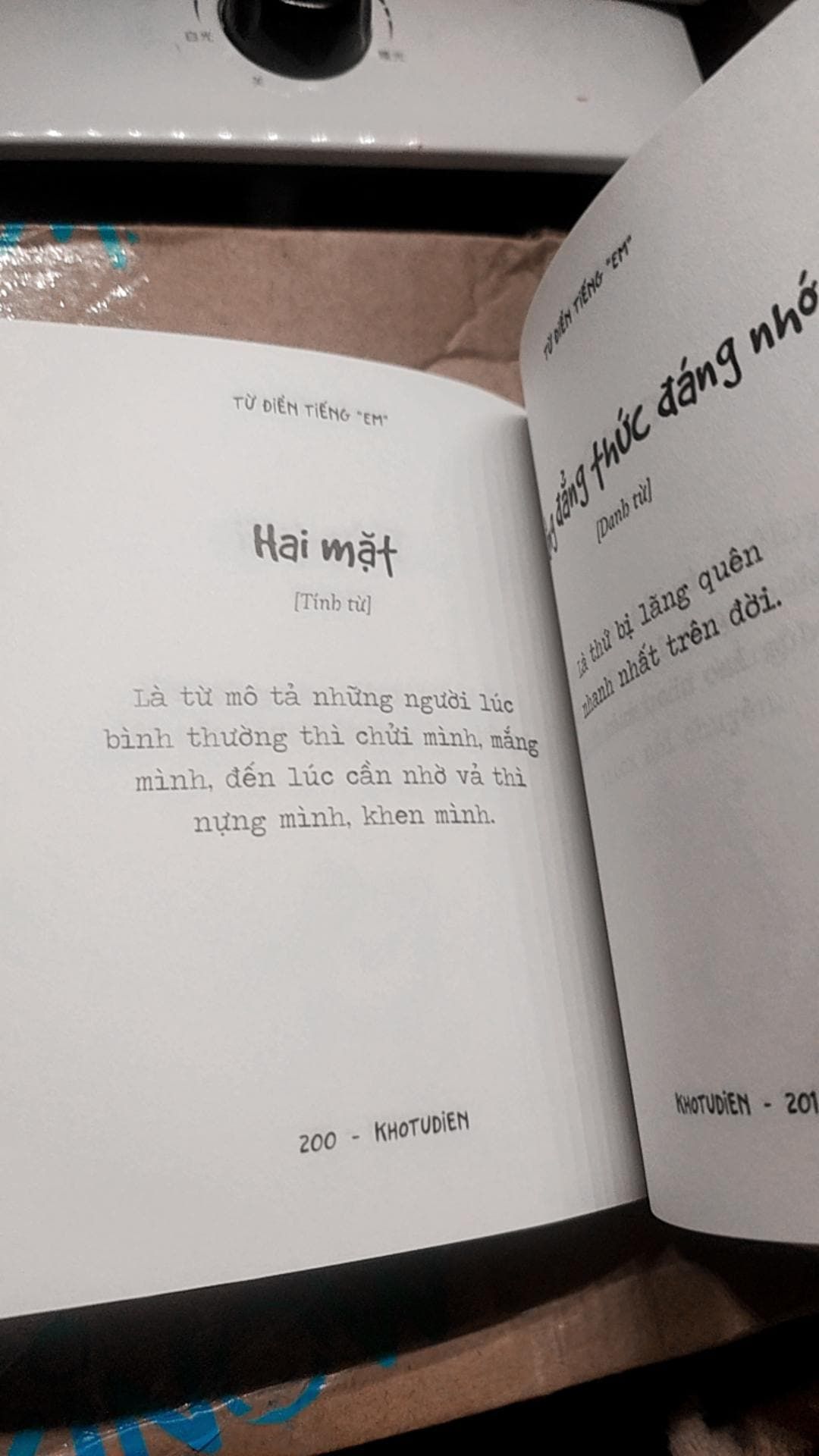 Quyển này thích lắm á mọi người 
Thấy hot nên mua về 
Đúng là không phải cái gì cũng tự nhiên hot cả đọc thích cực luôn á mọi người . Kiểu nó đúng là từ điển luôn á nói về ý nghĩa của câu đó 
Tuy nhiên khi giao hàng thì thấy là hộp rất to luôn á so với hộp thì quyển này nó bé xíu . Nên dùng hộp nhỏ thôi ạ 
M tưởng là có bao bọc quyển  Từ Điển Tiếng "Em" nhưng mà không thấy có