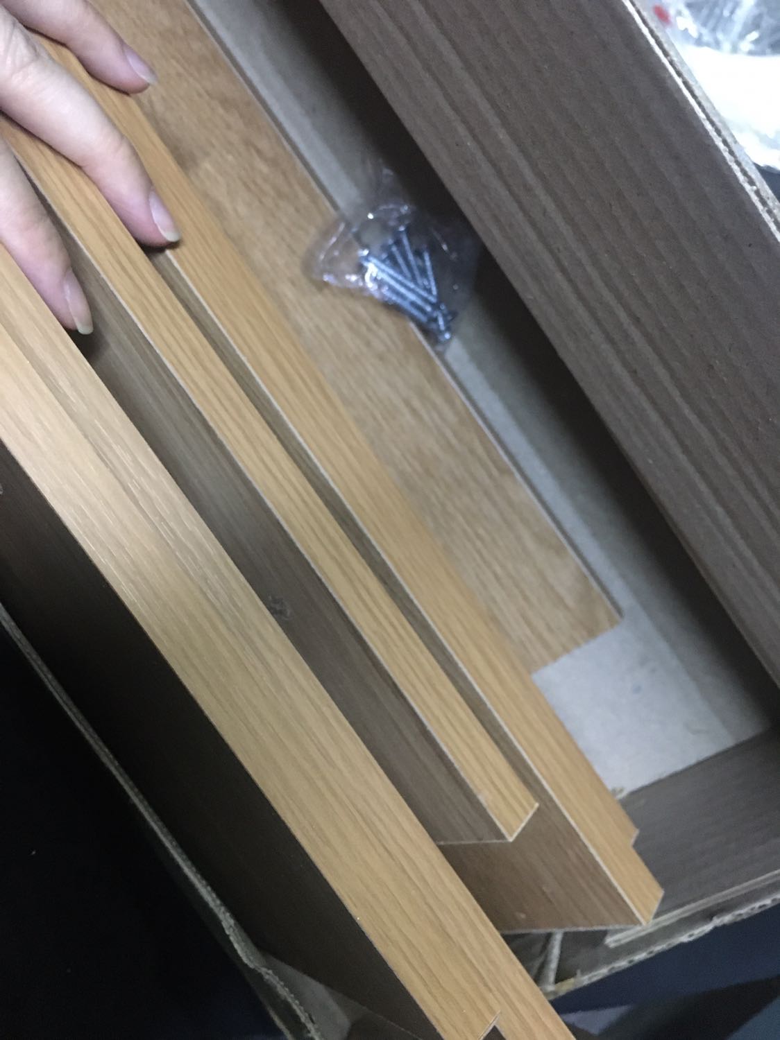 Giao nhanh 2h. Giao đúng mẫu đặt. Màu vân gỗ đẹp. Đóng gói tốt. Không bị hư hao gì, lúc mua đọc review cũng lo lắng, nhunge khi nhận hàng thì rất hài lòng vì sản phẩm ok trong tầm giá 85k.