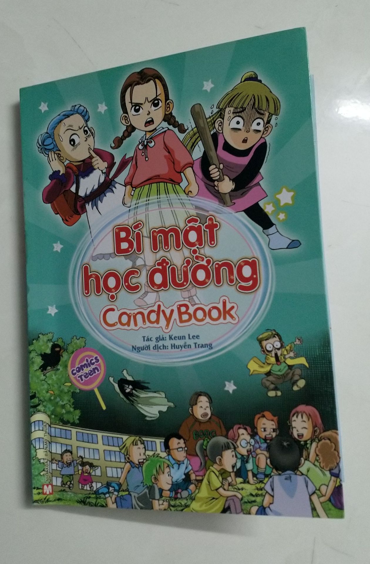 Mới mua về mà đã bung keo rồi. Đề nghị tiki đổi lại. Mua 12 cuốn, mới nhận 4 cuốn mà đã có 2 cuốn bị lỗi rồi. Cuốn phong cách thời trang của tôi thì bị lỗi in tiêu đề thành "cứ bắt chước nếu bạn có thể" phải dán bằng miếng tiêu đề  đè lên nhưng bị tróc keo ra. Thật sự không hài lòng cho đơn hàng lần này, đề nghị Tiki khắc phục.