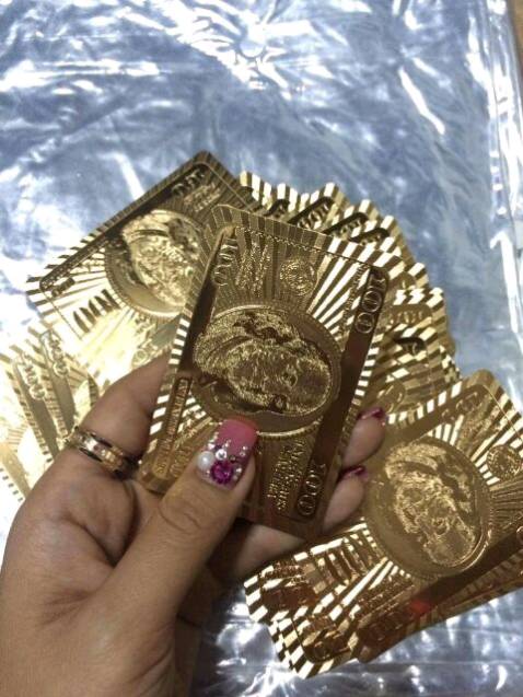 Chất lượng sản phẩm tuyệt vời đóng gói sản phẩm rất đẹp và chắc chắn - chơi hơi hoa mắt tí - lóng lánh dát vàng hahaahaa! hơi ảo diệu - PVC cứng cáp, quân bài có độ dẻo cao nên ko lo bị gẫy! nên mua nha