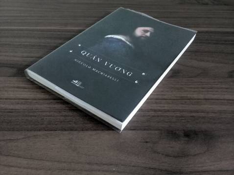 Cảm nhận riêng là mình đánh giá cao bản dịch của Thiếu Khanh hơn nhiều bản dịch khác. Văn phong của bản dịch này khá lưu loát, đọc rất trôi chảy và thuận tai. Ngoài phần dịch “Quân vương”, bản này còn dịch thêm hai ghi chép khác của Machiavelli (“Mô tả các phương cách được Quận công Valentino áp dụng” và “Cuộc đời của Castruccio Castracani”) để giúp người đọc hiểu hơn về tư tưởng chính trị đậm tính quyền biến của ông.
Nhược điểm của bản dịch này là dịch giả Thiếu Khanh không dịch thẳng từ chánh văn tiếng Ý mà dịch lại từ bản tiếng Anh của N. H. Thomson. Ngoài ra, một tác phẩm chính trị kinh điển như “Quân vương” mà lại thiếu bản đồ của bán đảo Ý thời Phục Hưng thì quả thật có phần bất tiện cho những ai muốn hình dung được diễn biến của các sự kiện trong tác phẩm.
Về hình thức thì nhà xuất bản đã đầu tư tốt trong khâu thiết kế và đóng sách. Nói chung, đây là bản dịch đáp ứng tốt nhu cầu của một độc giả nghiêm túc.