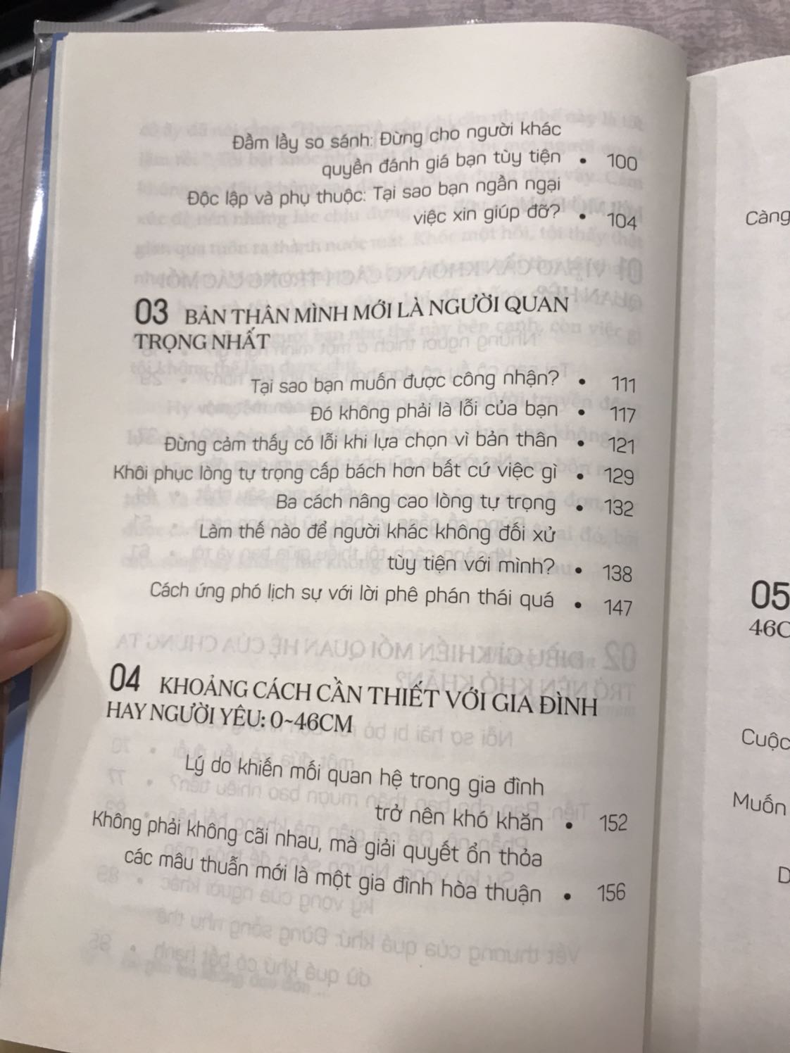 Bìa xinh, tác giả là Bsi tâm thần Hàn quốc. Mình đc recommend đọc trong ngành học tâm lý. Mà chắc do kỳ vọng hơi nhiều nên đọc hết mấy chương đầu thì thấy bt. Cách viết dễ hiểu, những câu chuyện ngắn và có lời khuyên nên ai cũng có thể đọc được. Ở bìa có ghi "cuốn sách chữa lành tổn thương trong các mối quan hệ" nhưng mình nghĩ bạn đọc nên chỉ tham khảo thôi chứ ko phải đọc sách xong giải quyết đc mọi thứ và tốt nhất vẫn là tìm giúp đỡ từ chuyên gia tâm lý. 
Còn đọc gạn lọc ý và ngẫm nghĩ thì nó vẫn là 1 cuốn sách nên thử.