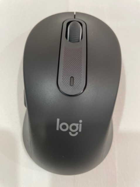 Chuột đầm chắc, di chuyển mượt với cả 2 loại kết nối. Riêng Bluetooth gần như không cảm thấy độ trễ so với M590 đã dùng trước đây.
Về độ Silent thì với mình tuyệt vời.