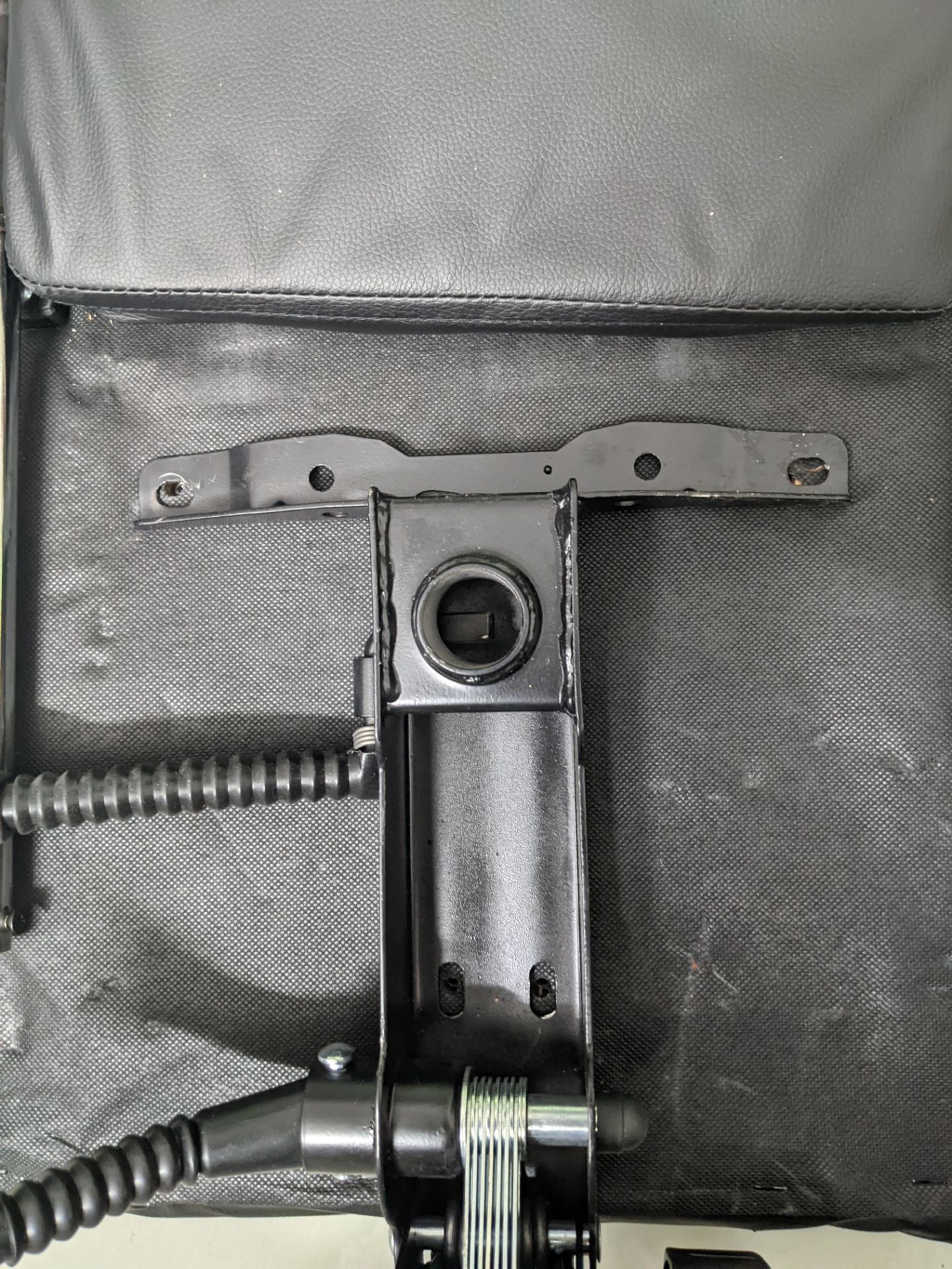 bộ phận ngồi kiểu như hàng lỗi hàng second hand. vỏ bao bì không phải mới. chỗ bắt vít bị bịt đầy gỗ và không khớp lỗ để bắt vít luôn. Thực sự nếu mình ko có đồ nghề méo biết sao lắp được luôn. 
còn chất lượng thì phải đợi thời gian đánh giá.
nhưng chi hơn cả triệu mà toàn nhận đồ cũ cũ. Nản....