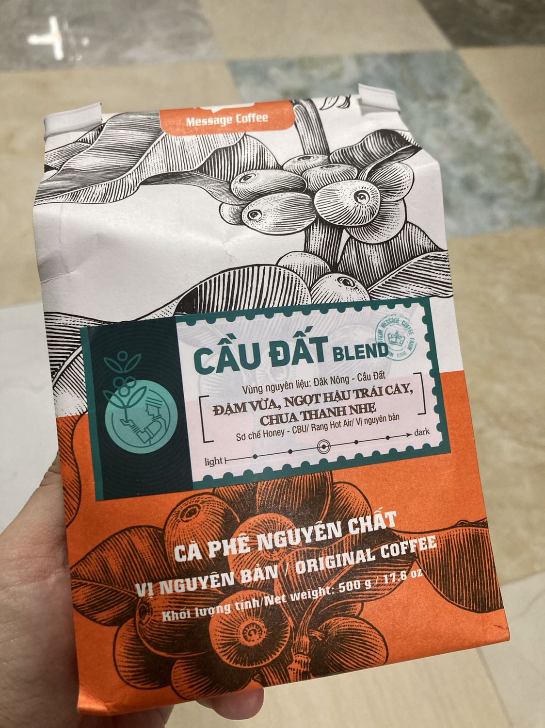 Mình nhận được cafe rất nhanh. Thật bất ngờ khi mở gói cafe và nhận được thông điệp. Quả thật các bạn rất biết cách lấy lòng khách hàng và thực sự là các bạn đã làm mình rất rất hài lòng. Từ bao bì, đóng gói, thông điệp đến chất lượng cafe. Mình định để hôm sau pha nhưng rất tò mò nên phải pha ngay 1 ly. Hoàn toàn là cafe nguyên chất, thơm một cách vốn dĩ rất cafe. Hoàn toàn không có hương liệu khác như bơ hay bắp. Khi pha và nếm thử đúng đắng và có vị chua nhẹ. Mình rất hài lòng với chất lượng cafe này. Nhân tiện có mùa vải, làm ngay một ky cafe ủ lạnh với vải tươi, thật là tuyệt vời. Mình sẽ dùng tiếp các sản phẩm từ các bạn và rất sẵn lòng giới thiệu cho bạn bè.