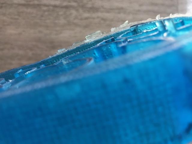 Tôi rất thất vọng khi nhận được sản phẩm không đúng như quảng cáo: nhãn hiêu in trên quai dép mất nét và thiếu nội dung, còn lung tung phần nhựa dư chung quanh dép và mặt dưới dép, đi đau chân ..., xuất xứ Hàn Quốc như thế sao??? không phù hợp với giá đã mua (mặc dù đã được giảm giá)