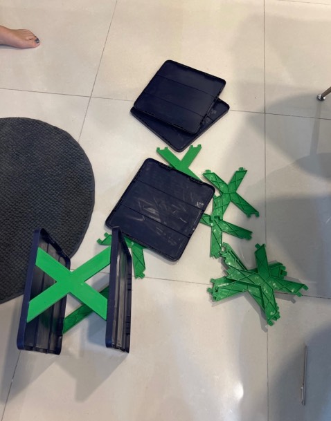 hình ảnh quảng cáo quá đẹp, hàng giao hoàn toàn trái ngược, hình ảnh quảng cáo màu trắng kệ nhìn chắc chắn nhưng khi nhận thì màu đen, nhựa cứng ngắc, không lắp ráp được. Liên hệ shop thì không ai trả lời. 
Mọi người nên cảnh giác, mua thứ này chỉ mắc công đi quăng vào thùng rác còn chuốc bực mình vì bị ***