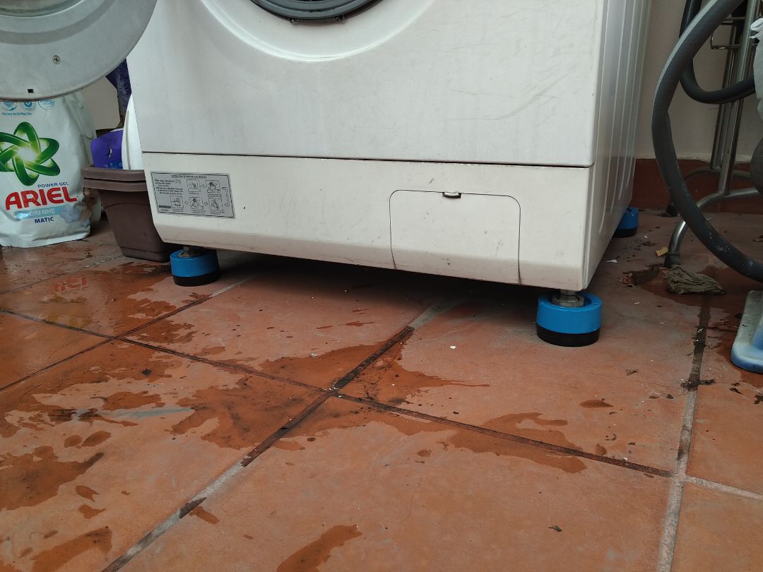 Chất lượng ổn. Cao rộng như hình. Cao su và nhựa. Bám sàn khá tốt. Tiện cho xịt nước sàn cho sạch.