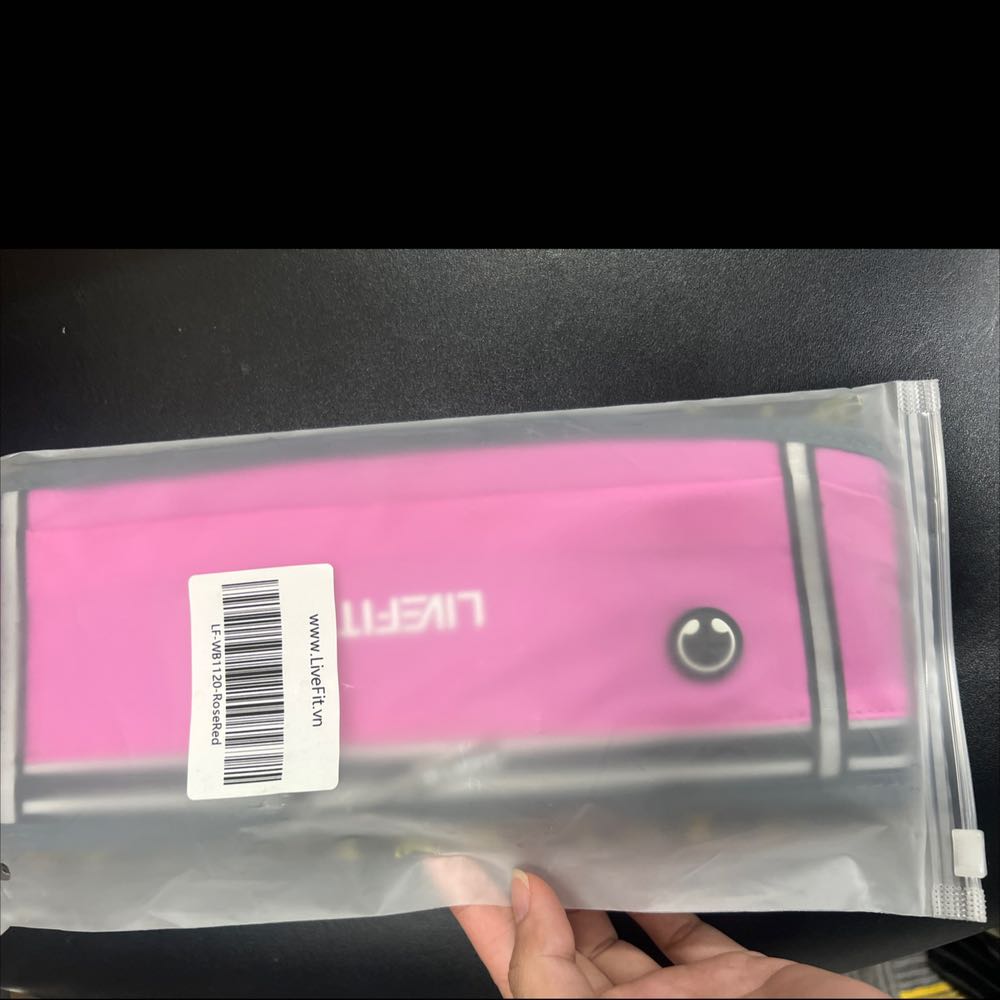 Chất liệu bền, chống thấm nhẹ, đeo ôm sát người nên chạy không bị rung lắc. Ngăn đựng rộng rãi, để vừa điện thoại, chìa khóa, gel năng lượng. Màu sắc đẹp, đeo nhìn cũng thời trang.