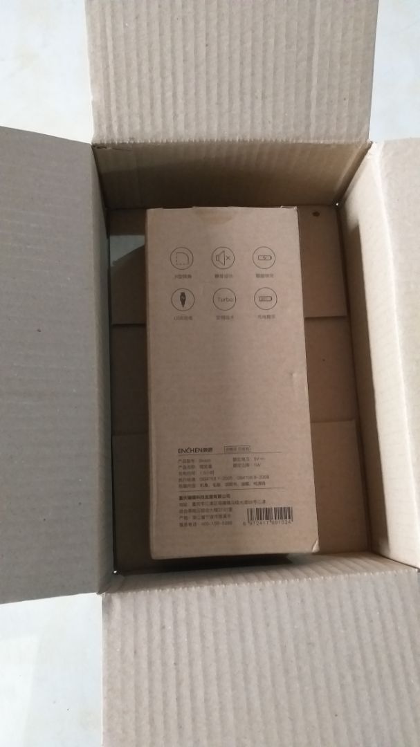 Giao hàng nhanh. Bao bì đẹp, trang trọng, đóng gói tốt, có cả thẻ bảo hành của nhà cung cấp. Nhân viên giao hàng lễ phép, nhiệt tình.
Sản phẩm hoàn thiện tốt, có dây sạc chổi vệ sinh, dầu bôi trơn đi kèm. Chưa cắm sạc, hớt hết 1 cái đầu vẫn còn pin. Máy chạy khá êm, cắt ngọt. Đầu đẹp hay xấu tùy tay nghề của bạn.
Chỉ phù hợp dùng trong gia đình, không được như tông đơ ngoài tiệm nhé