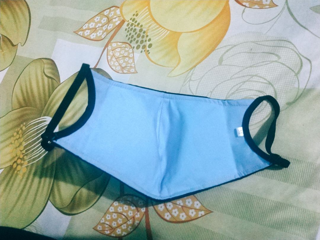 Ban đầu sợ hàng không giống hình
Mà lúc nhận hàng mở hộp thì mới thấy vừa ý thật sự
À nếu bạn nào đang đọc đánh giá này và thấy trước mặt khẩu trang có mất đi cái logo thì thật sự là mình đã cắt ra vì mình thích màu đen trơn hơn nhé. Các bạn cứ yên tâm vì sản phẩm giống với hình, còn có túi đựng nữa.