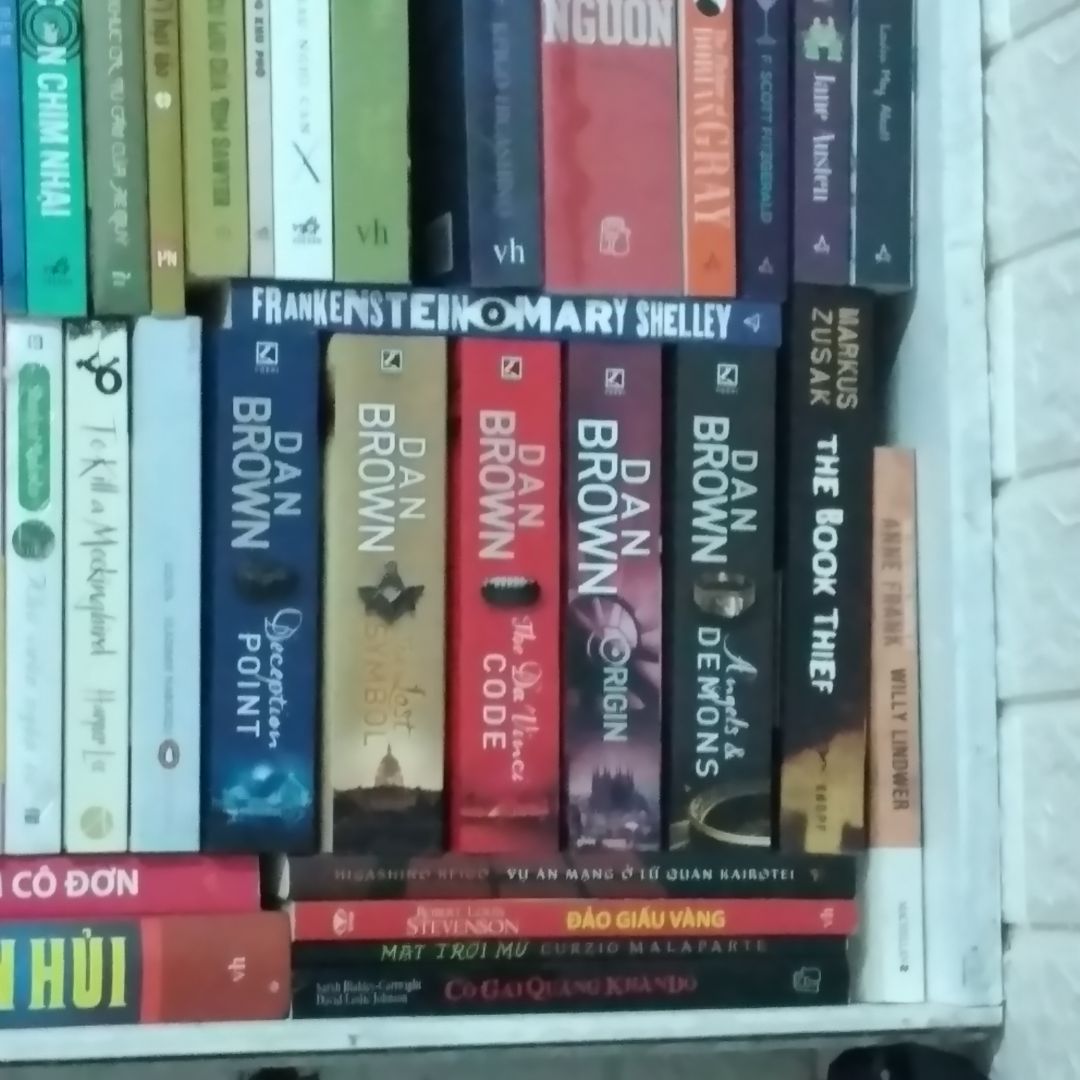 sách tồn kho nên mua được giá khá rẻ tuy nhiên chất lượng vẫn bao tốt. giấy khác với giấy sách VN xài nên có thể không vừa mắt một số bạn