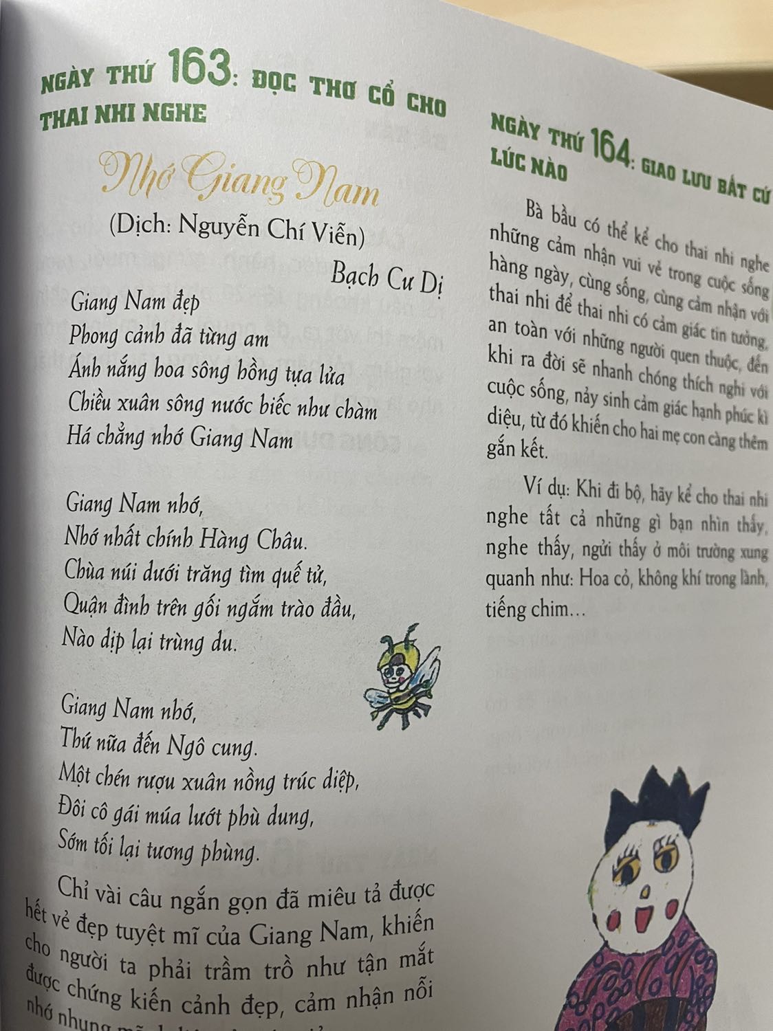 Mình đang đọc ở tuần của thai kì của mình thì gặp ngay bài thơ cổ Trung Quốc, mình chưa bao giờ thấy thích và cảm được hết ngôn từ trong thơ đó, đó là cảm nhận chủ quan của mình thôi. Nhưng lật tìm một số trang khác thì thấy sách trích dẫn thơ chủ yếu từ 3 nguồn: Các tác giả Trung Quốc,  Nguyễn Lãm Thắng, và Tagore. Sách trình bày đẹp, màu sắc bắt mắt, tuy là mỗi ngày đọc 1 trang nhưng mình nghĩ tốt hơn nên đọc từ những trang đầu chứ không nên xen ngang, vì chỉ 1 trang thì cảm thấy không đủ. Mình chưa tham khảo nhiều sách thai giáo nên chỉ cảm nhận được đến đây.