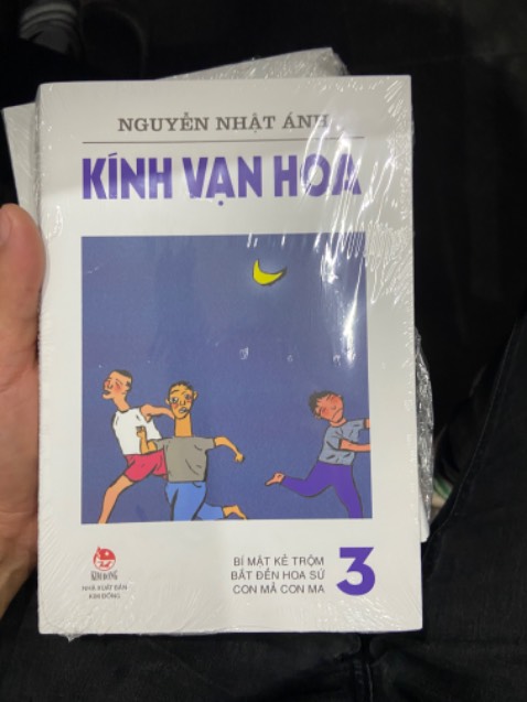 Trời mưa nước ngập ruộng sâu
Cá đồng về hội rủ nhau nhảy hầm
Mưa là mưa lũ mưa dầm
Hẹn mùa, rau đắng mọc quanh thềm nhà ..