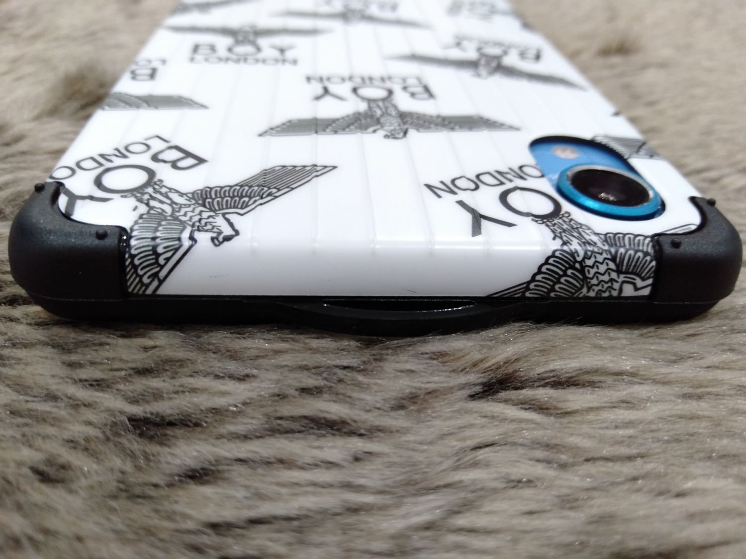 Mua mỗi ốp camera đc thêm nút chắn bụi cổng lightning và thu gọn dây tai nghe. Ốp camera sát, không bị xúc ra (mình bị rơi điện thoại mà vẫn không sao).