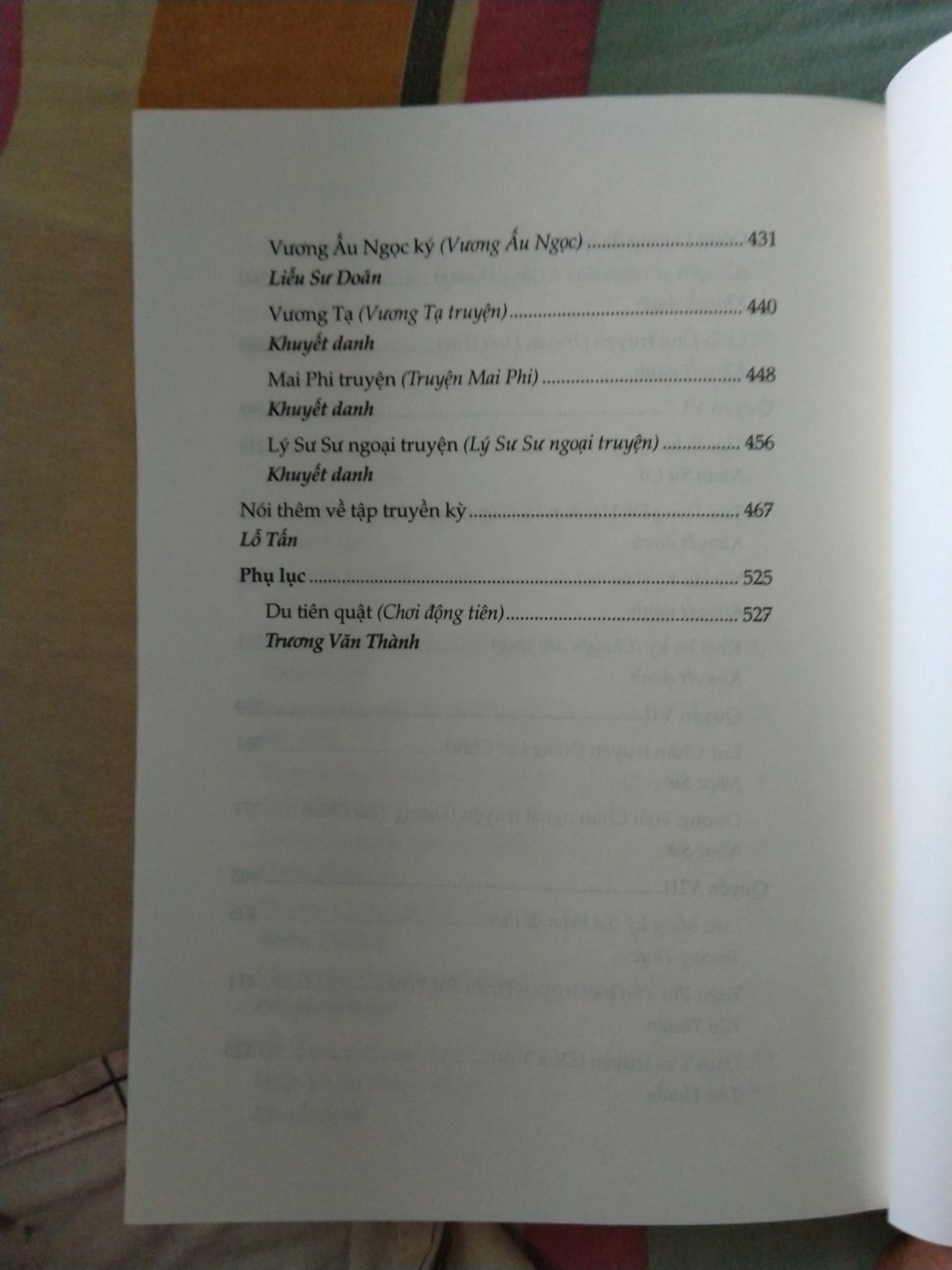 Sách gồm nhiều câu truyện truyền kỳ được lưu truyền từ lâu do nhiều nhà văn biên chép và được Lỗ Tấn biên tập lại.  Các câu chuyện có thể bắt gặp đâu đó trong các sách xưa như là những điển tích. Nếu quen với cổ văn thì đọc rất thú