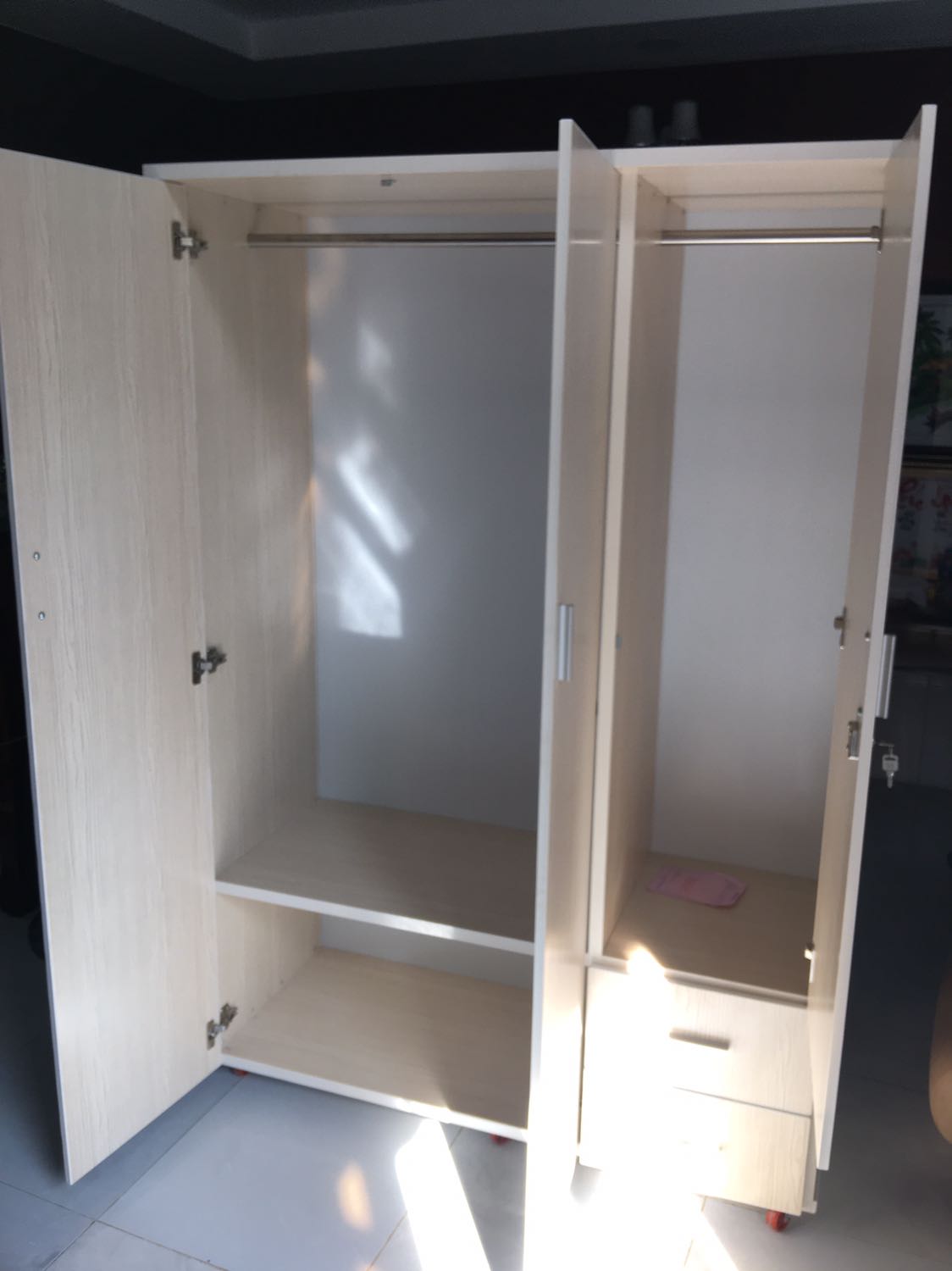 Tủ đẹp, giá hợp lý. Tủ mới nhiều mùi nhựa, lau chùi và mở cửa cho bay hết mùi rồi mới treo quần áo vô