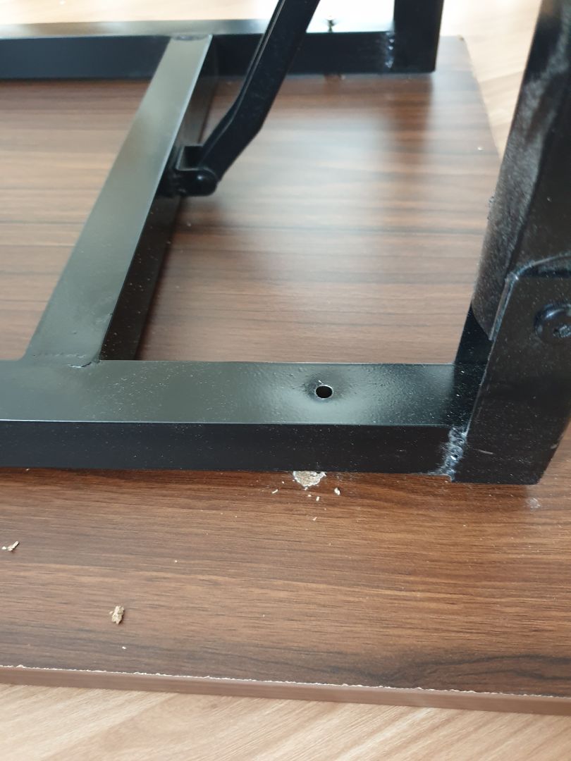 bàn mới ship tới hôm nay hòa toàn ko sử dụng được. Gỗ ván ép ốc vặn vô ko sâu chỗ vặn ốc bị toát. bàn mới ship tới hôm nay hòa toàn ko sử dụng được. Gỗ ván ép ốc vặn vô ko sâu chỗ vặn ốc bị toát.