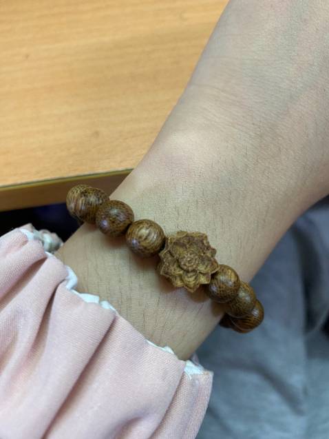 Có mùi thơm nhẹ. Shop đóng gói sản phẩm tốt. Các bạn nên mua nha