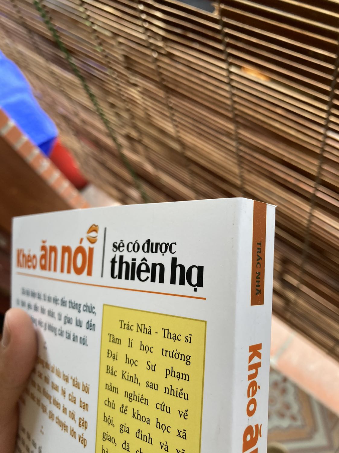 Sách dày dặn , cầm nặng tay. Tuy nhiên hộp đựng sách bên ngoài móp méo được dán băng dính sơ sài. Có hiện tượng ném vứt , sách có vết bẩn nhẹ và khi bỏ sách từ trong nilon ra. Có cảm giác vẫn hơi sạn của bụi.