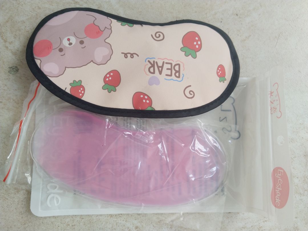 chuyện là mình được tiki tặng món này sau khi không nhận đc bịt mắt ngủ kèm gối khi mua rohto v5, sản phẩm nhìn ổn có kèm túi gel để kẹp vào bịt mắt.