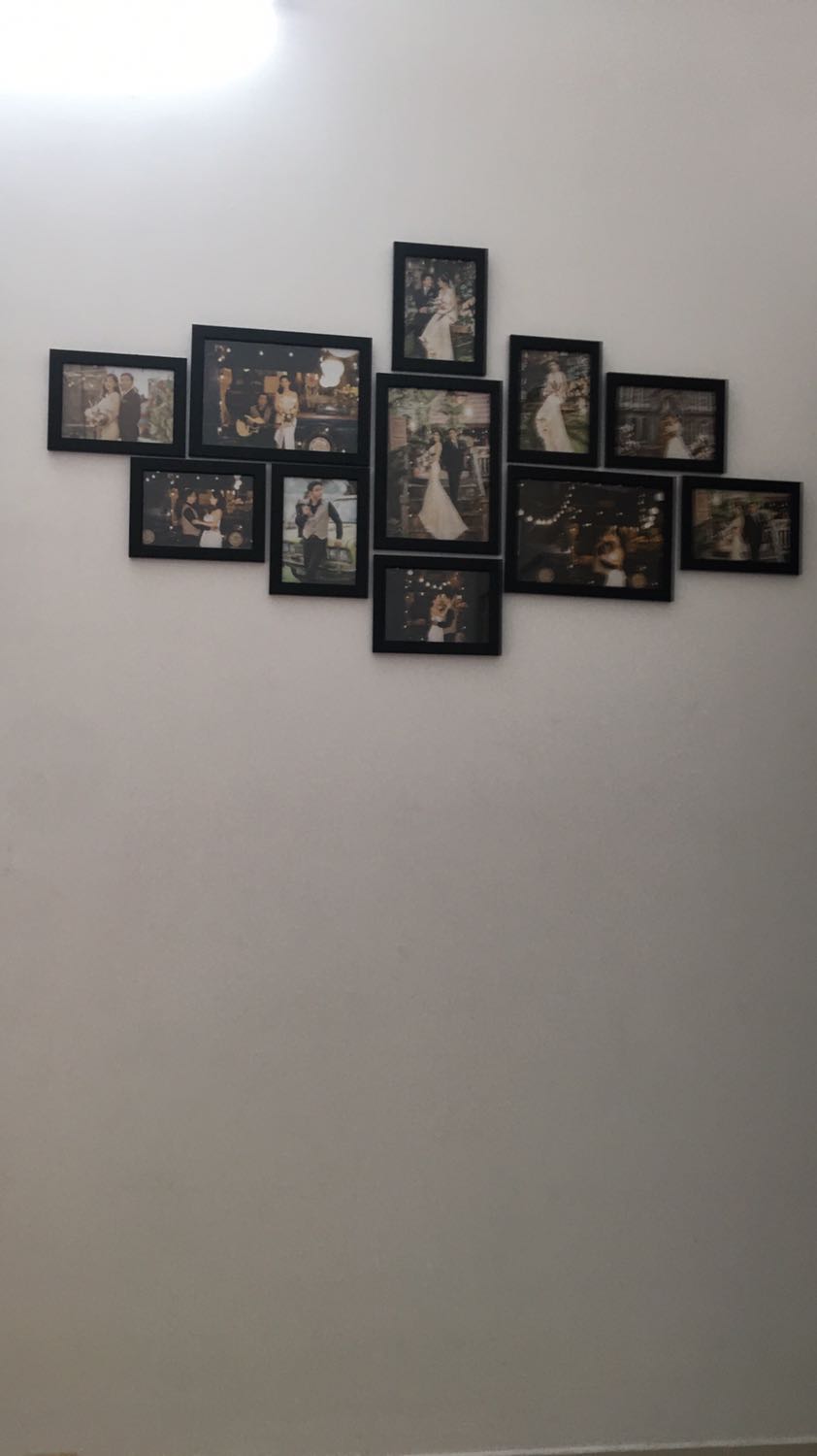 Rất hài lòng nha mọi ngươi, treo hình chắc chắn, dễ đóng vào tường, hình trên tiki chụp nhìn to quá.. ban đầu mình sợ thô,,, nhưng hành thật nó nhỏ như hạt cúc áo.. 
mình đã có bộ hình rất đẹp... mà ko cần khoan tường.
Cảm ơn tiki,