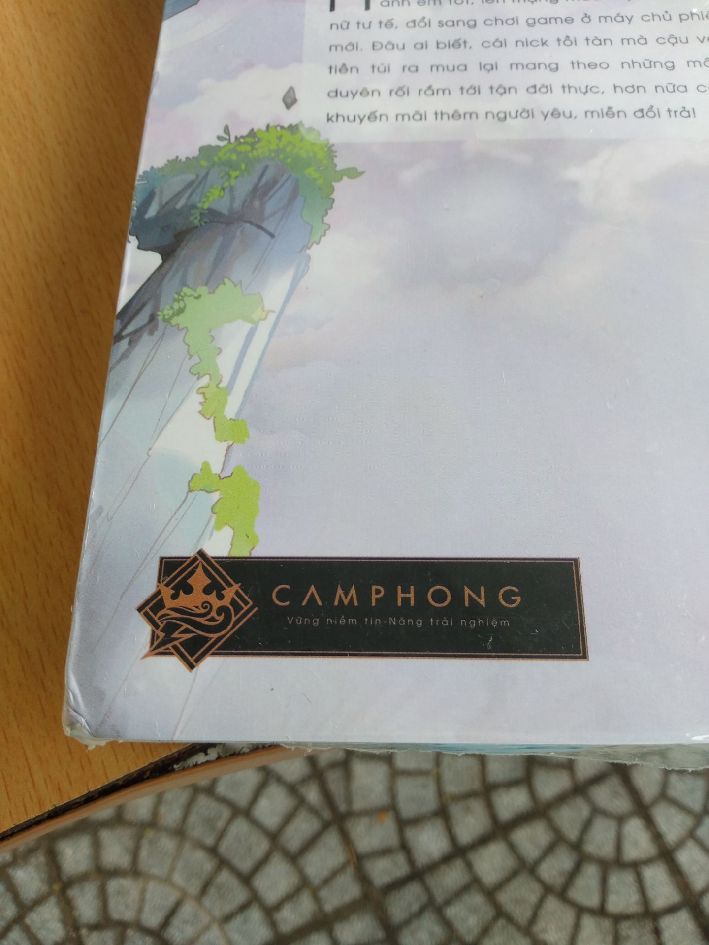 Cẩm Phong sản xuất chưa thất vọng bao giờ, bìa rất đẹp nhưng lỗi ở giai đoạn shipper. Dù cho thời tiết không thuận lợi nhưng những lần trước mưa to bão lớn cũng chưa lần nào đặt hàng tiki mà bị như lần này, đến khi nhận hàng đã rách sách ngấm nước đến cái hộp cũng nát đến không còn hình, mình mua để sưu tầm là chính yếu nên khi nhận được rất không hài lòng, mua 5 quyển hết 3 quyển ước nước nhưng chưa đến nỗi ngấm nhiều, chỉ có 1 quyển hư hại, giờ đổi trả 1 quyển thì cũng mất thời gian nên thôi. Các điểm khác đều tốt, điểm trừ là shipper lần này, có chút không chuyên nghiệp.