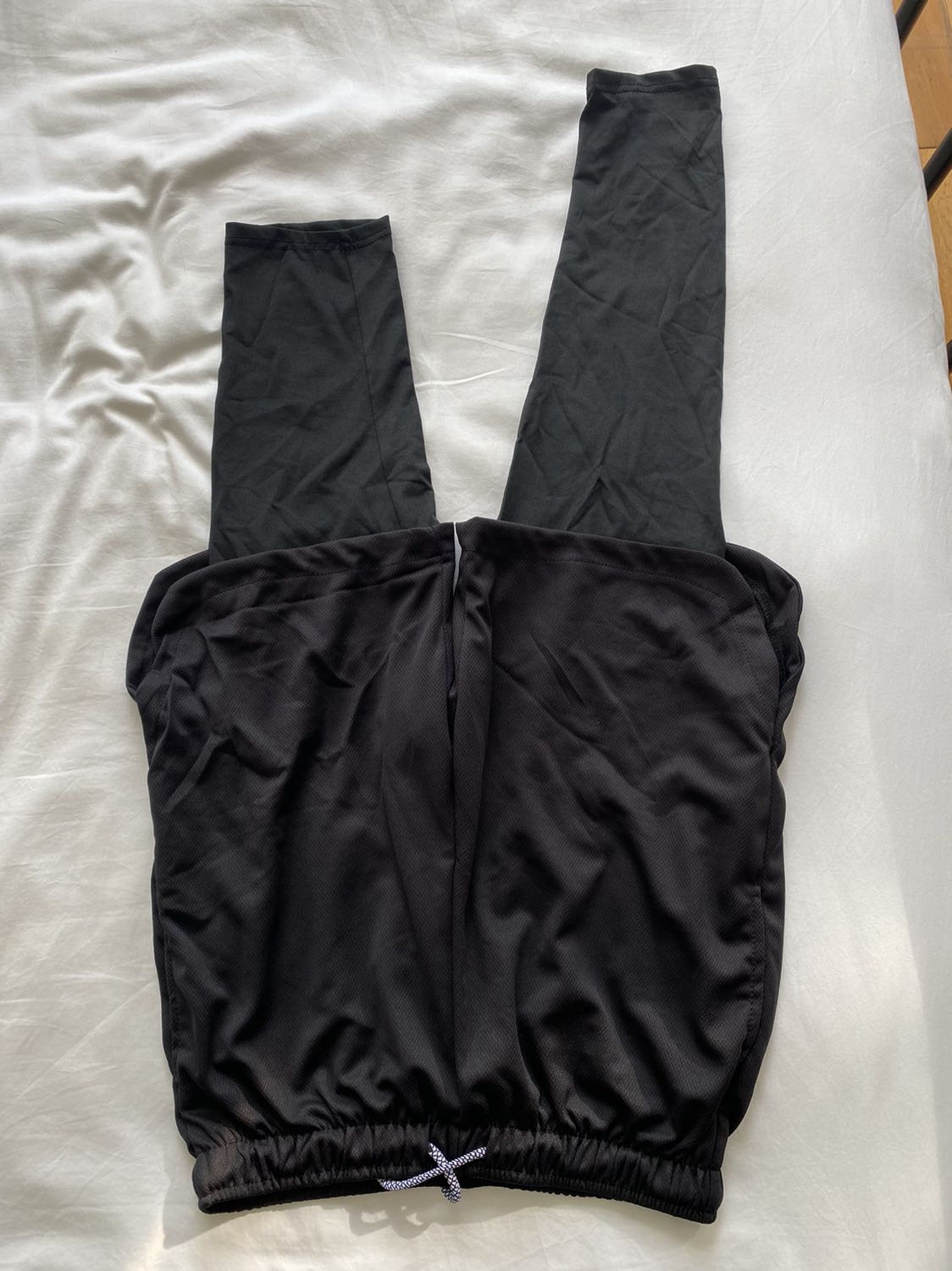 Tôi muốn đổi hàng. Quần ống cao ống thấp và bên to bên nhỏ như vầy sao mặc? Tôi muốn đổi hàng. Quần ống cao ống thấp và bên to bên nhỏ như vầy sao mặc?