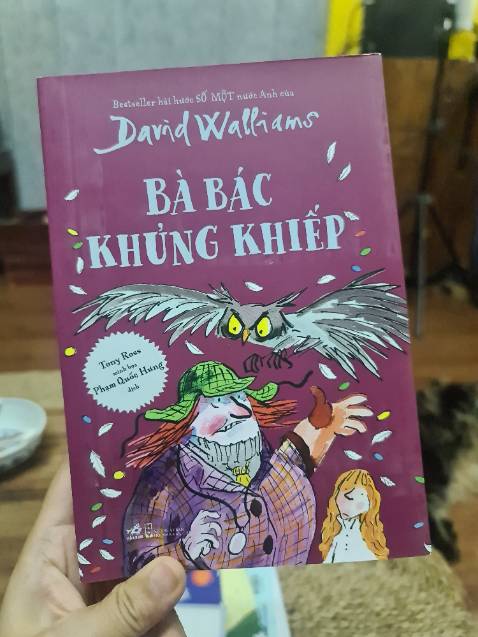 Mình mua gần như tất cả các cuốn sách của tác giả kiêm dv này. Sách hóm hỉnh hài hước lắm.