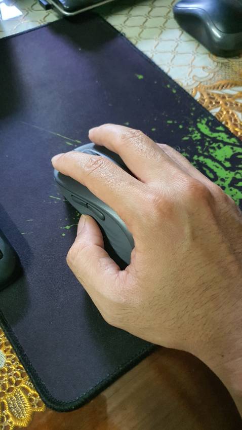 Hơi to so với tay, cảm giác dùng hơi vướng và mỏi tay.