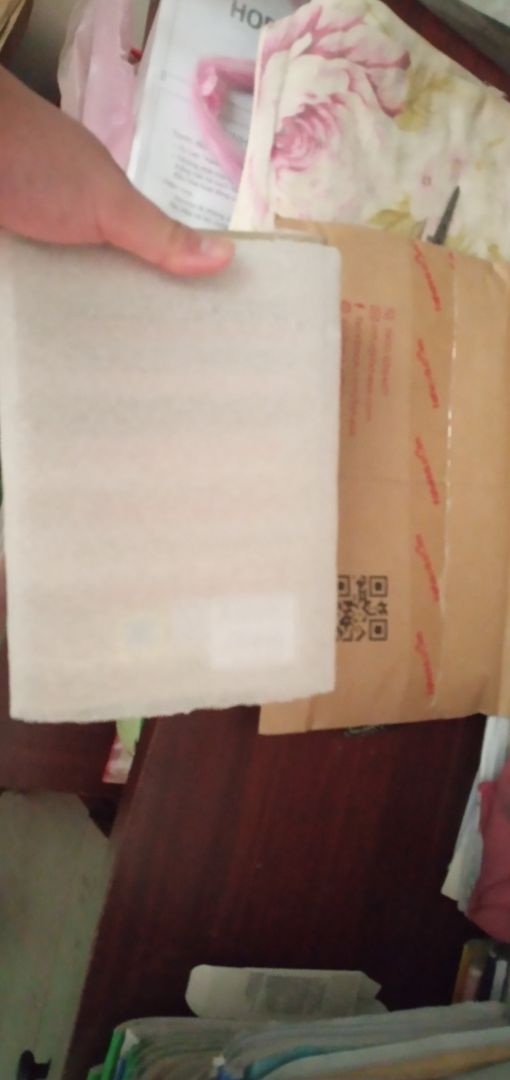 Sản phẩm được bao bọc cẩn thận bởi nhà sách Fahasa như một bưu kiện khi gửi qua bưu điện. Cực kì trau chuốt trong việc gói hàng. Rất hài lòng. Nội dung thì chưa xem nhưng nếu dịch vụ chăm sóc khách hàng tốt như thế này thì sẽ luôn ủng hộ Fahasa và Tiki.