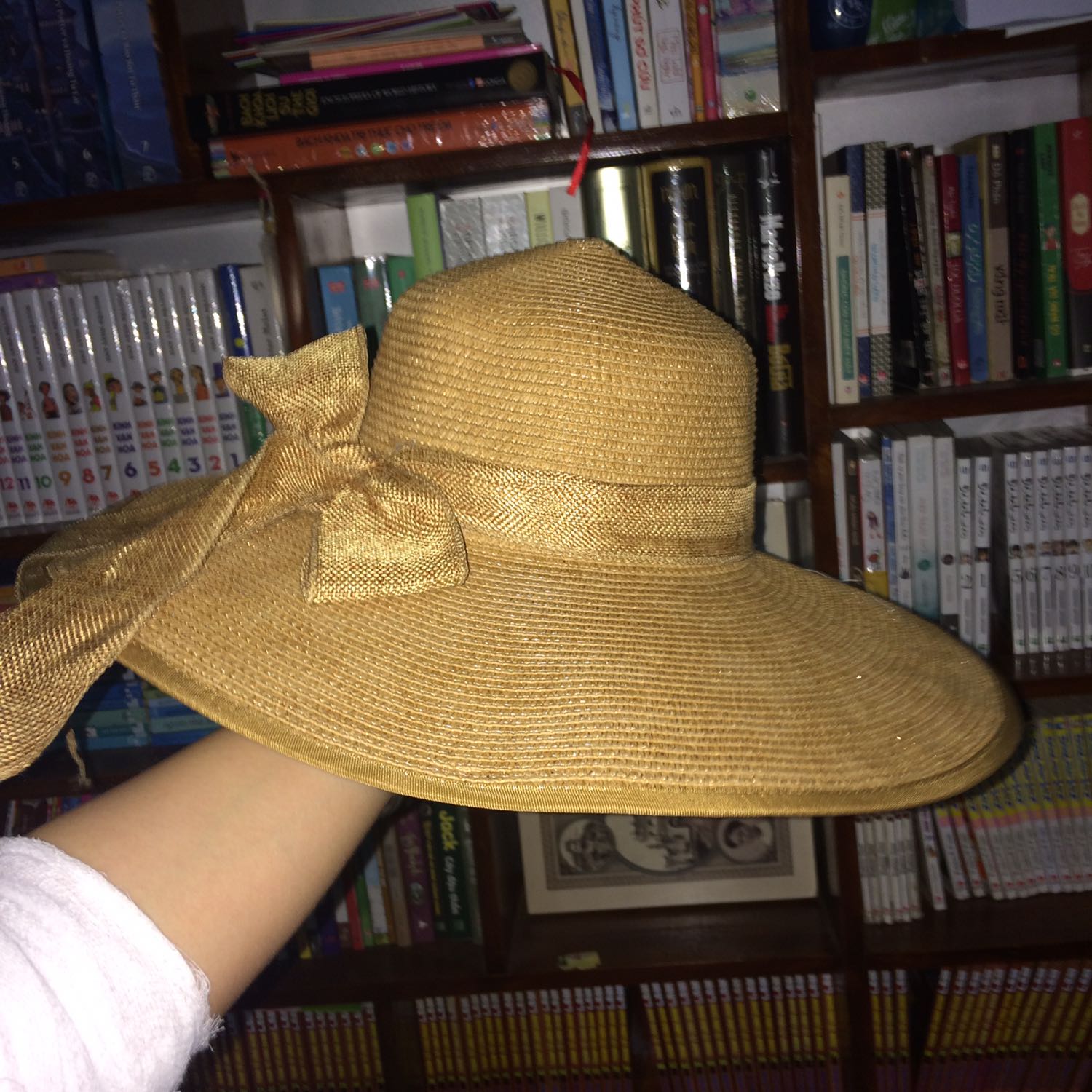 Mùa hè đến rồi thì mua gì nào ? Mua mũ chứ sao . Chuẩn mũ cói, vừa đầu nha, màu sắp đẹp . Mỗi khâu đóng gói là sơ xài nha. Cho vào túi nilon , Làm mũ bị gập vết nên tạm 4 sao !