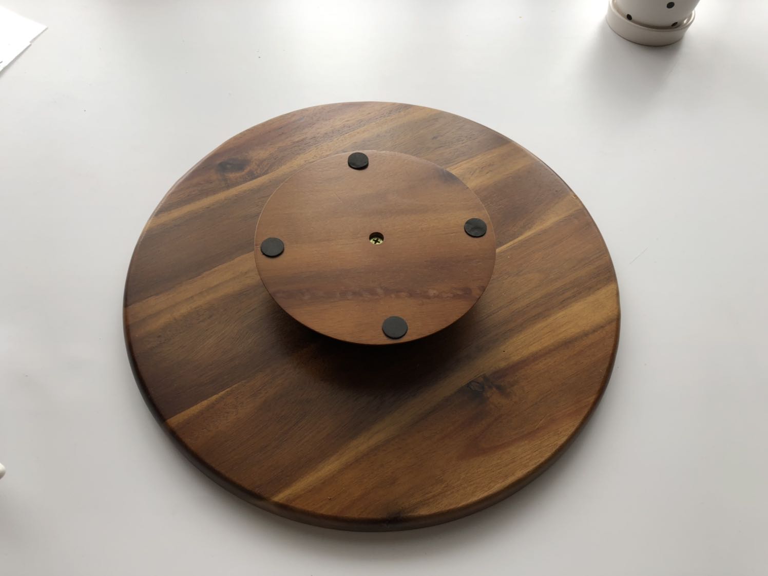 Bàn xoay để lâu nhưng viên bi lăn dưới đế hằn lỗ lên bàn xoay, lăn bị cà giựt khi bi lăn qua lỗ hằn. Kông Tiki giải quyết