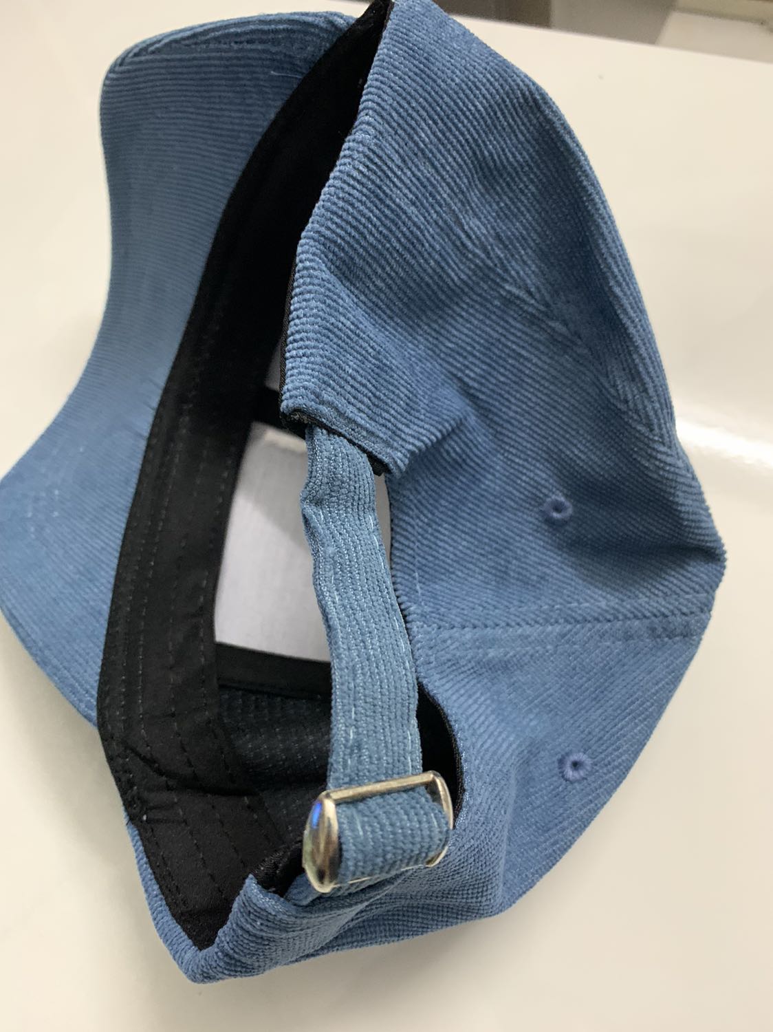 Nón đúng như giới thiệu, vải nhung gân, khoá nón phía sau trông khá chắc chắn Nón đúng như giới thiệu, vải nhung gân, khoá nón phía sau trông khá chắc chắn