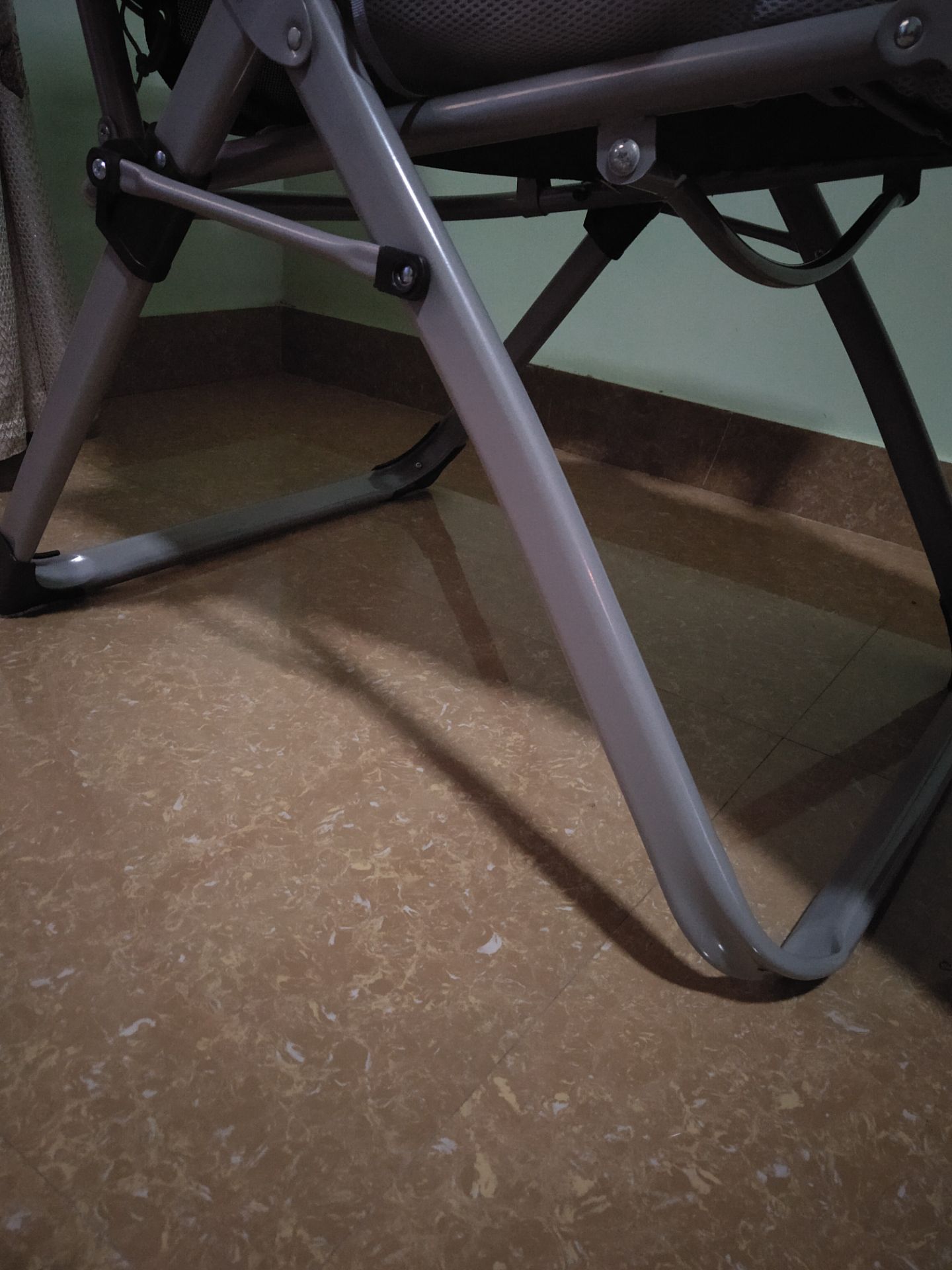 nhìn không chắc chắn, rất nặng mùi, sx năm 2020. mới bóc thùng ra đã mất một bên tấm nhựa lót chân thành ghế 3 chân. Đúng tiền nào của đó, mua 1 lần là chừa mãi mãi.