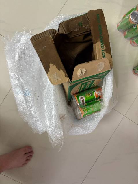 Tôi thường đặt 4 thùng milo ***, hoặc milo hộp giấy để uống dần dần. Lần này là trải nghiệm kinh khủng nhất từ trước đến nay
Thông thường 2 thùng milo sẽ được gói lại trong lớp ni*** và chống sốc, nên tôi đặt 4 thùng sẽ nhận 2 gói lớn
Khi tôi khui gói đầu tiên, thùng milo đầu tiên tôi lấy ra bình thường
Thùng milo thứ 2, tôi thấy được gói dầy thêm 1 lớp ni*** so với thùng milo trước đó. Khi tôi khui lớp ni*** này ra thì thấy có mùi hôi, sau khi lấy hết mấy *** milo ra thì thấy có 1 *** bị xì, và rất nhiều dòi. Tôi nhấn mạnh 1 lần nữa rất nhiều dòi. Tôi rửa sạch những *** milo còn lại thì thấy có nhiều vết móp, tôi đoán là thùng milo thứ 2 này do va đập nên 1 *** milo bị xì ra, và có người cố tình bao bọc thêm 1 lớp ni*** nữa nhằm che mắt qua loa

Vấn đề ở đây là tôi rất thấy vọng với thái độ xử lý đơn hàng lần này. Nếu hàng bị hư thì tôi có thể chờ và đổi lại. Vì hành vi gói thêm 1 lớp ni*** qua loa thì đang xem thường khách hàng, biết hàng có vấn đề mà vẫn giao